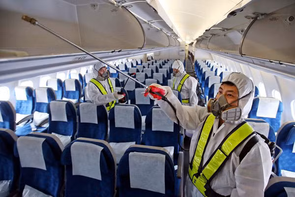 Các nhân viên y tế đang tẩy trùng một máy bay thuộc hãng hàng không Korean Air tại sân bay quốc tế Incheon của Hàn Quốc. (ảnh:Yonhap).