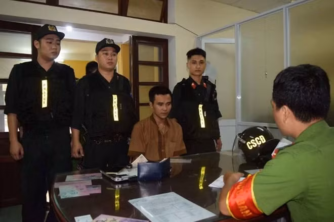 Mai được lực lượng Cảnh sát cơ động Công an tỉnh Thừa Thiên- Huế dẫn giải về trụ sở để làm việc.