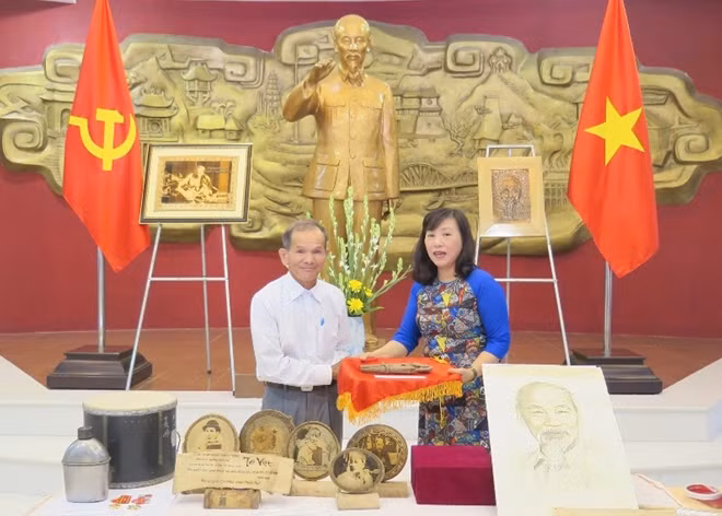 Bảo tàng Hồ Chí Minh tỉnh Thừa Thiên- Huế tiếp nhận hiện vật về Chủ tịch Hồ Chí Minh do các cá nhân trao tặng.