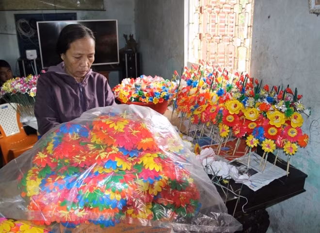 Hoa giấy Thanh Tiên được đóng gói cẩn thận trong bao bì để xuất đi các tỉnh thành ở khu vực miền Trung.