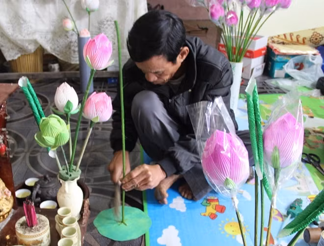 Trong khi vợ làm cánh hoa thì ông Diện đảm nhận việc tạo cành hoa sen. Để hoa sen có thể uốn nắn dễ dàng, người thợ phải dùng mây làm cành hoa.