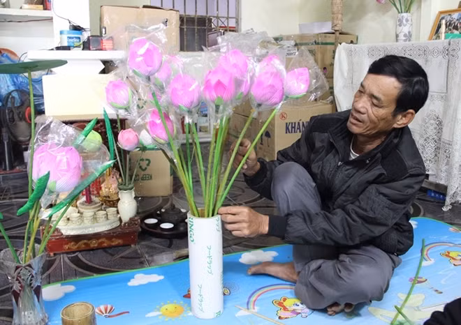 Việc làm hoa sen giấy không chỉ nhờ vào sự tài hoa, khéo léo, tỉ mẫn trong cách làm mà còn dựa vào đôi mắt tinh tế của các "nghệ nhân".