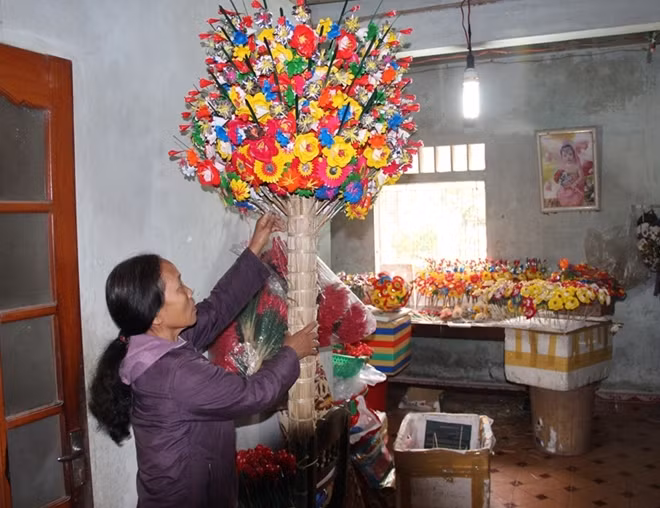 Với cây hoa giấy rực rỡ này, chị Nguyễn Thị Thanh Tâm (56 tuổi) cùng với nhiều thành viên trong gia đình đã bỏ công sức làm việc gần cả tháng trời.