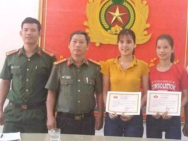 Đại diện Ban Chỉ huy Công an TP Huế trao tặng thư khen cho chị Phượng và chị Vân.