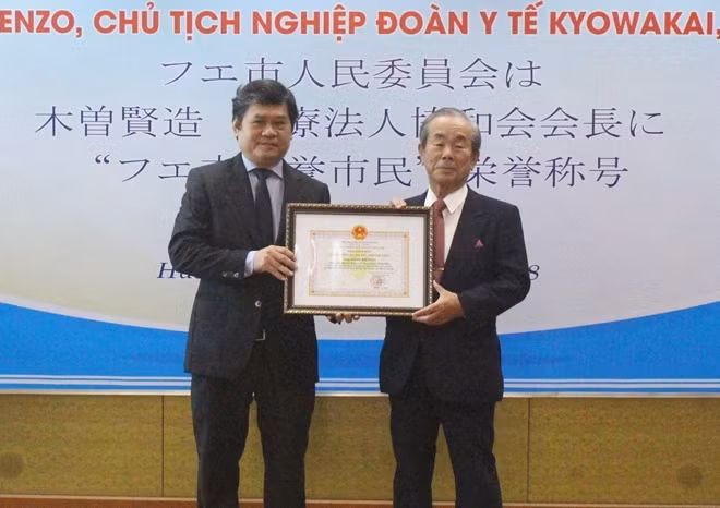 Ông Nguyễn Văn Thành, Chủ tịch UBND TP Huế trao tặng danh hiệu “Công dân danh dự thành phố Huế” cho ông Kiso Kenzo (bìa phải).
