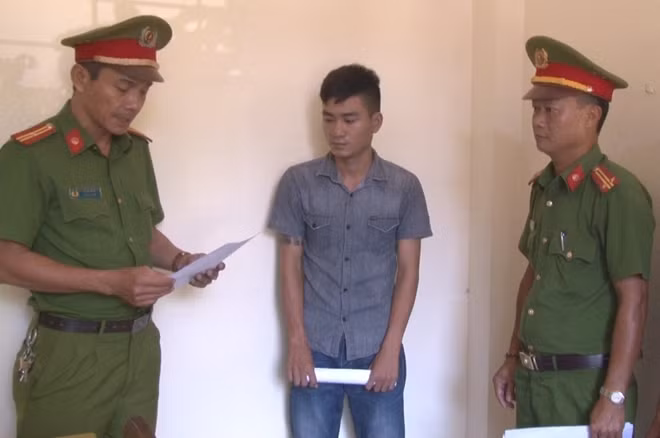 Công an TP Huế đọc lệnh bắt tạm giam Lê Hoài Lộc.
