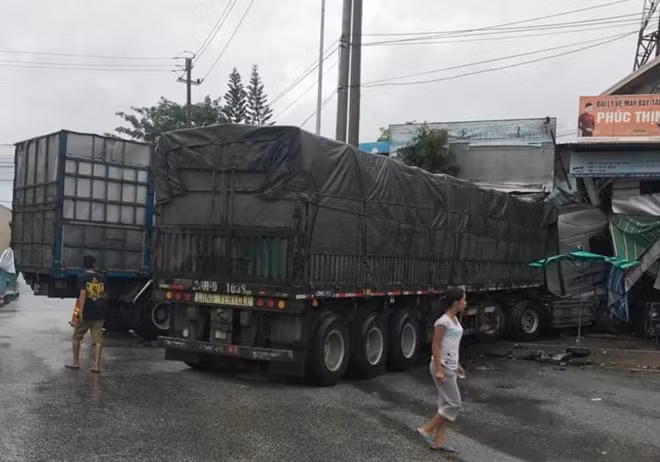 Hiện trường ôtô tải BKS: 75C-047.47 và xe đầu kéo BKS: 36C-162.91 lao vào cửa hàng bên đường QL1A.