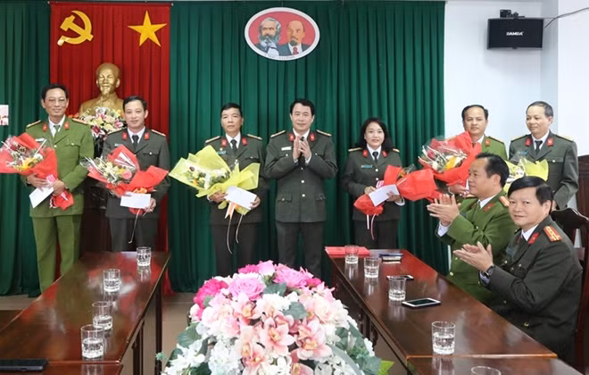 Đại tá Lê Quốc Hùng, Giám đốc Công an tỉnh Thừa Thiên- Huế khen thưởng Ban chuyên án phá đường dây đánh bạc gần 100 tỷ đồng.
