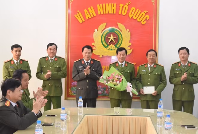 Khen thưởng Công an TP Huế về thành tích xuất sắc trong công tác đấu tranh PCTP, giữ gìn ANTT địa bàn.