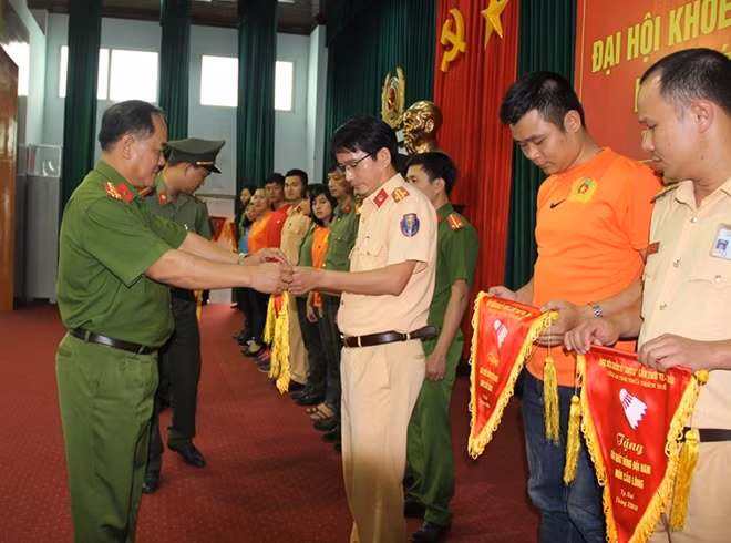 Đại tá Lê Văn Vũ, Phó Giám đốc Công an tỉnh Thừa Thiên- Huế trao cờ cho các tập thể, cá nhân đạt giải môn thi cầu lông.
