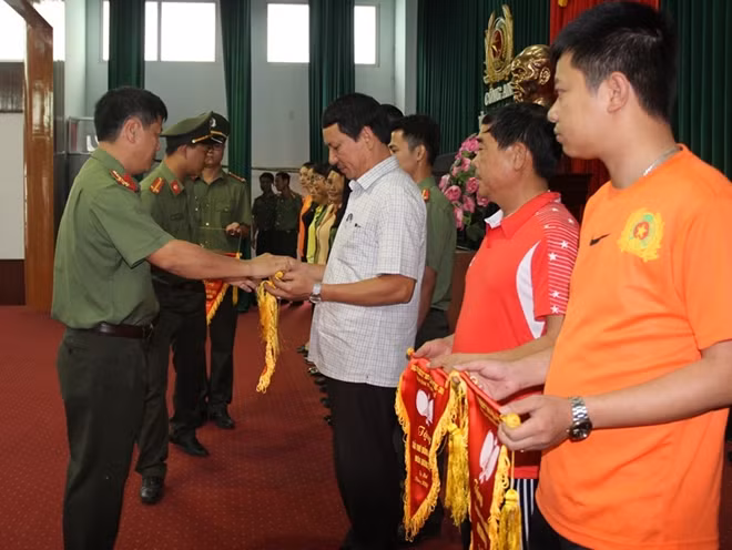 Đại tá Nguyễn Văn Thanh, Phó Giám đốc Công an tỉnh Thừa Thiên- Huế trao cờ cho các tập thể, cá nhân đạt giải môn thi bóng bàn.
