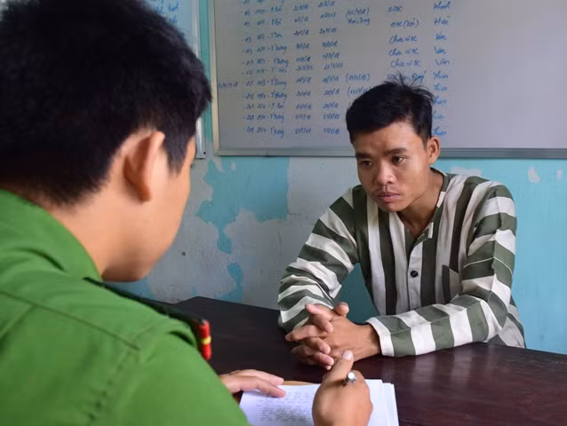 Công an thị xã Hương Thủy lấy lời khai đối tượng Trần Duy Tùng.