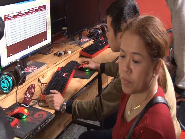 Một 'quý bà' bị Công an TP Huế bắt quả tang đánh bạc tại tiệm Internet X - GAME. Một 'quý bà' bị Công an TP Huế bắt quả tang đánh bạc tại tiệm Internet X - GAME.
