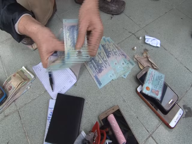 Tang vật tại hiện trường đánh bạc được Cơ quan công an thu giữ. Tang vật tại hiện trường đánh bạc được Cơ quan công an thu giữ.