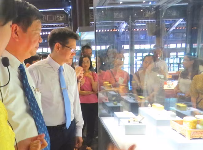 Triển lãm giới thiệu đến công chúng hơn 80 hiện vật, là những cổ vật độc đáo của triều Nguyễn.