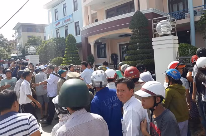 Rất đông người dân bao vây trụ sở Công ty CP Cấp nước Thừa Thiên- Huế theo dõi vụ việc.