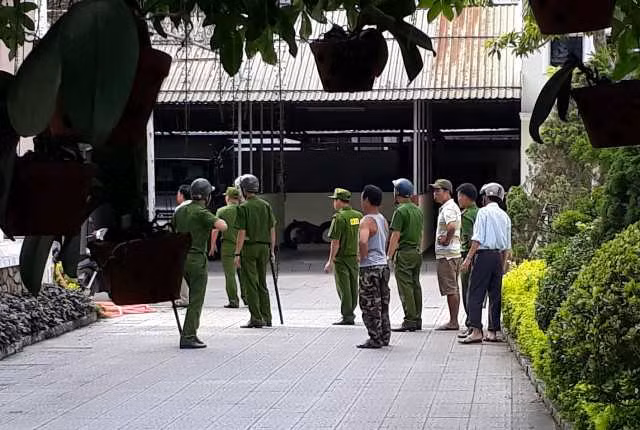 Lực lượng công an tiếp cận đối tượng ngáo đá.