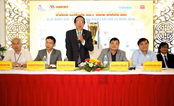 Đại diện Ban tổ chức VCK giải bóng đá U21 Báo Thanh Niên trả lời các câu hỏi tại buổi họp báo.
