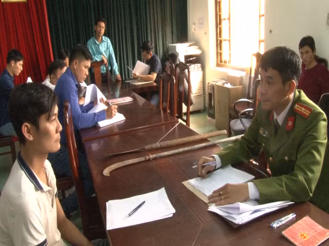 Công an TP Huế lấy lời khai các đối tượng liên quan vụ án.