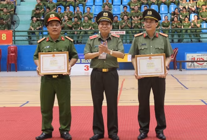 Ban tổ chức Hội thao trao tặng bằng khen của Bộ Công an cho cá nhân đồng chí Đại tá Lê Quốc Hùng, Giám đốc Công an tỉnh Thừa Thiên- Huế và Đại tá Lê Văn Vũ, Phó Giám đốc Công an tỉnh Thừa Thiên- Huế về thành tích xuất sắc trong công tác phục vụ Hội thao.