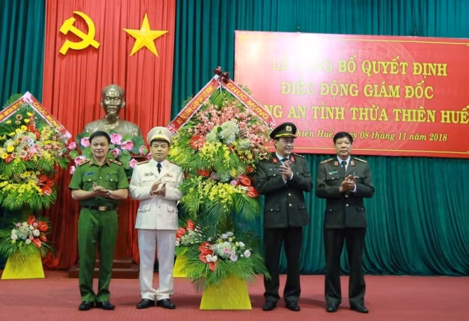 Trung tướng Phạm Quốc Cương, Tư lệnh Bộ tư lệnh CSCĐ và Thiếu tướng Lê Công Hoàng, Phó Chủ nhiệm UBKT Đảng ủy Công an Trung ương tặng hoa chúc mừng Đại tá Lê Quốc Hùng và Đại tá Nguyễn Quốc Đoàn.