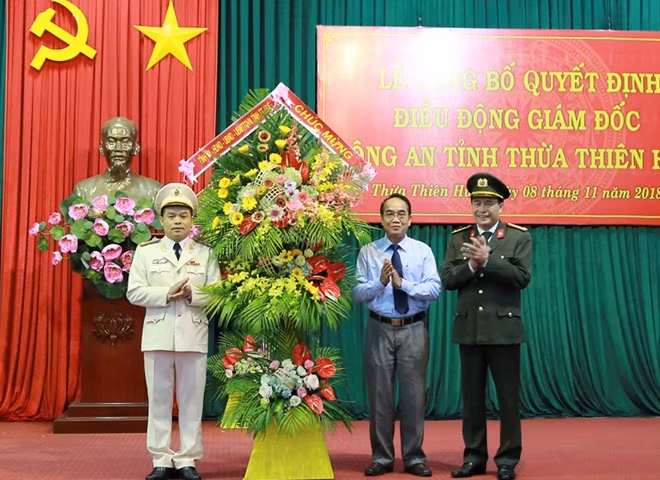 Phó Bí thư Thường trực Tỉnh ủy Thừa Thiên- Huế Bùi Thanh Hà tặng hoa chúc mừng Đại tá Lê Quốc Hùng và Đại tá Nguyễn Quốc Đoàn.