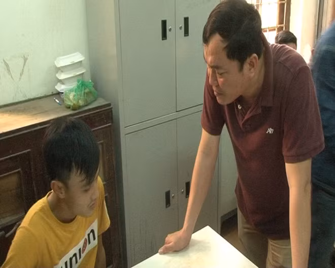 Đối tượng Nhân (áo vàng) lúc bị Công an TP Huế bắt giữ.