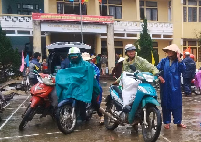 Người dân dùng phương tiện chở quà Tết về nhà.