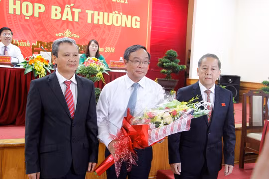 Thông tin ông Nguyễn Văn Cao, nguyên chủ tịch UBND tỉnh Thừa Thiên- Huế (áo trắng) bị cấm xuất cảnh chỉ là bịa đặt.