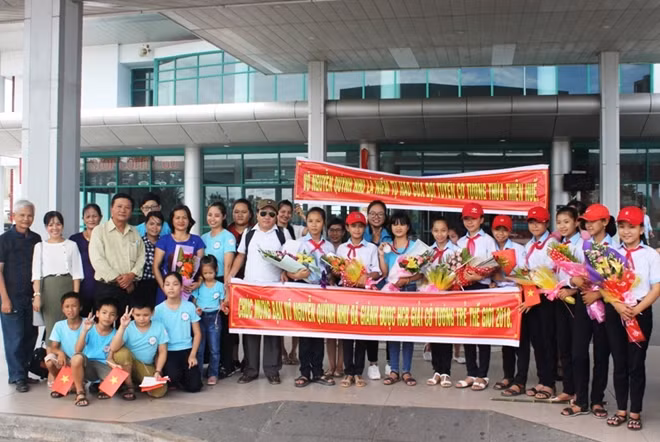 Bạn bè, người thân và người hâm mộ chào đón em Như khi em xuất sắc giành HCB ở nội dung cờ tiêu chuẩn lứa tuổi U12 tại giải Vô địch cờ tướng trẻ thế giới 2018.