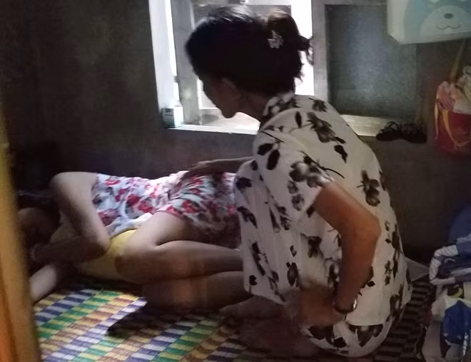 Cô giáo Nguyễn Thị Phương Tâm (người nằm) đang sống trong lo lắng, sợ hãi khi liên tục bị người chồng bạo hành,