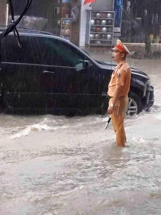 Lực lượng CSGT phải ngâm mình trong mưa điều tiết giao thông