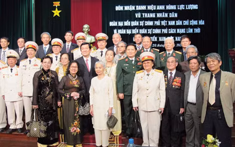 Đại diện lớp cán bộ, chiến sỹ đã từng tham gia chiến đấu tại trại Davis trong ngày đón nhận danh hiệu Anh hùng LLVTND.