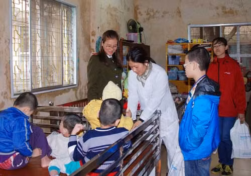 Nhiều cháu bé đã ở tuổi đến trường nhưng do bị tàn tật nên vẫn phải chăm bẵm như em bé.