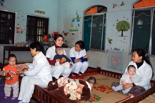 Những cháu bé không người thân thích lớn lên từ vòng tay của những người mẹ xã hội này.