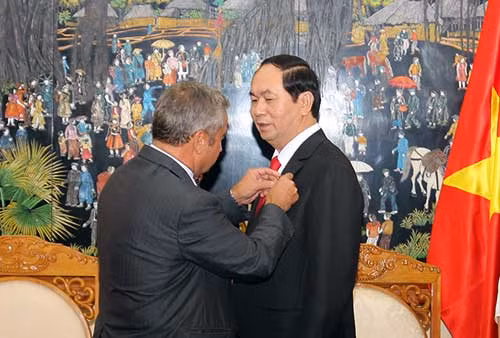 Thượng tướng, Phó Giám đốc Cơ quan An ninh Liên bang Nga Fetisov Andrey trao tặng Huân chương Hữu nghị cho Bộ trưởng Trần Đại Quang.