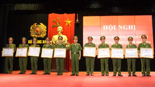 Thượng tướng Lê Quý Vương, Ủy viên Trung ương Đảng, Thứ trưởng Bộ Công an trao Bằng khen của Bộ Công an cho các đơn vị, cá nhân có thành tích xuất sắc trong quản lí kho vật chứng.