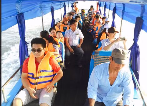 Theo quy định, tàu chỉ chở 22 khách nhưng có đến 28 khách và thiếu áo phao.