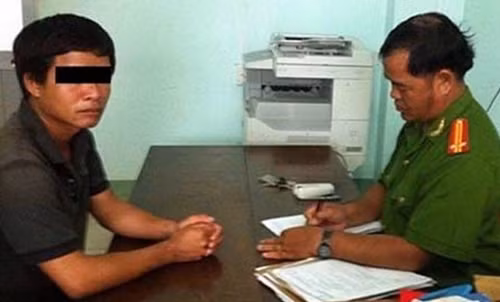 Công an đang lấy lời khai một đối tượng liên quan.