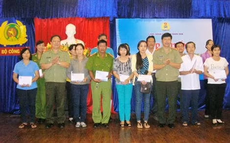 Đại tá Nguyễn Văn Pháp - Phó Cục trưởng Cục công tác Đảng và công tác quần chúng và Trung tá Vũ Mạnh Hà - Chủ tịch công đoàn CAND trao quà cho 20 đoàn viên công đoàn Công an tỉnh Khánh Hòa
