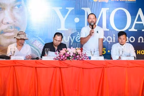2 con trai của NSND Y Moan cùng ban tổ chức Sol Vàng chia sẻ về đêm nhạc “Y Moan – Huyền thoại cao nguyên”.