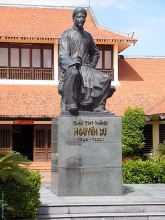 Tượng đài thi hào Nguyễn Du tại tỉnh Hà Tĩnh.