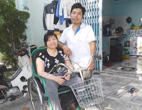 Vợ chồng anh Hiệp, chị Duyên trước căn phòng trọ.