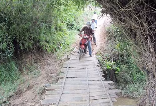 Cây cầu là đường các em ở bản Mỹ Á đến trường.