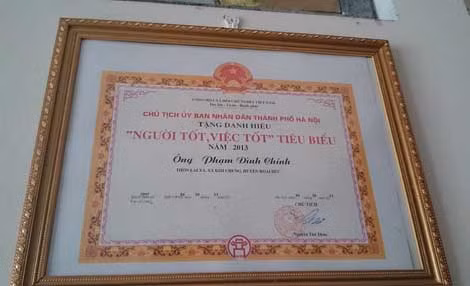 Ông Chính được UBND TP Hà Nội tặng bằng khen người tốt việc tốt.