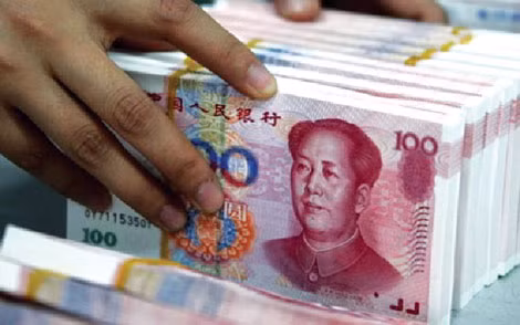 Đối với các nước hiện đang có quan hệ thương mại với Trung Quốc, việc đồng Nhân dân tệ yếu đi sẽ “làm khó” họ. Ảnh: RT.