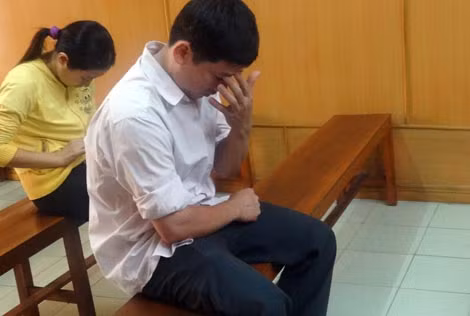Bị cáo Bình (ngồi hàng đầu) tại tòa.