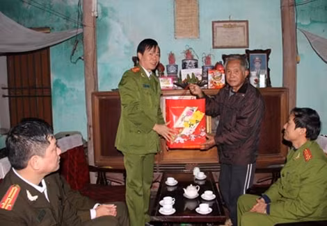Các đồng chí trong Ban Giám đốc Công an tỉnh Hưng Yên thăm, tặng quà gia đình chính sách.
