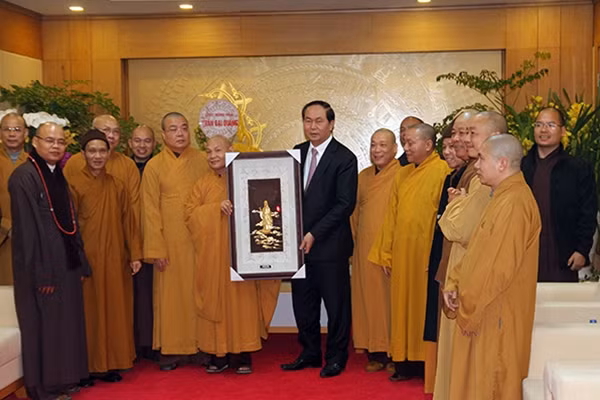 Bộ trưởng Trần Đại Quang tặng quà lưu niệm Trung ương Giáo hội Phật giáo Việt Nam. Ảnh Việt Hưng.