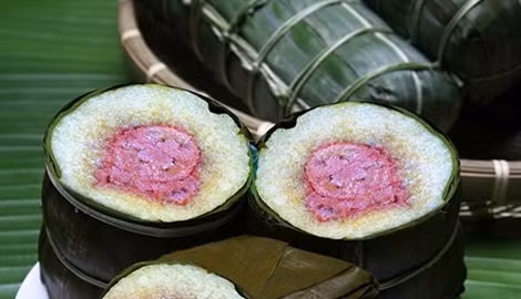 Vị lạ, hình thức bắt mắt, bánh tét Trà Cuôn rất được khách hàng ưa chuộng.